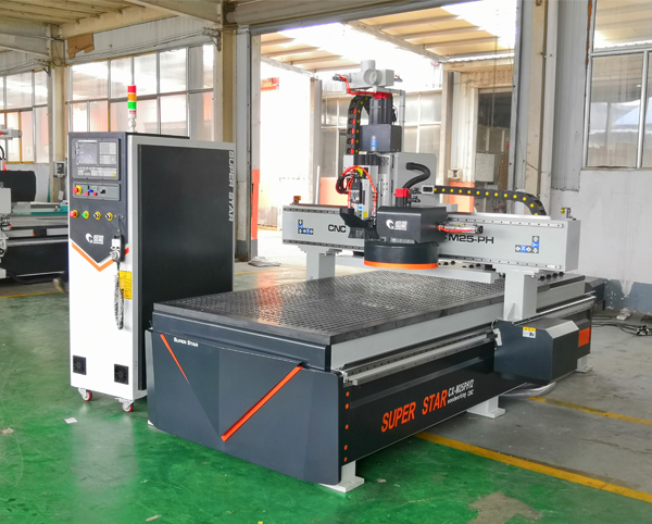 Na-customize na 4*8ft Automatic Disc Tool Changer CNC Cutting Machine na Ipinadala sa Latvia